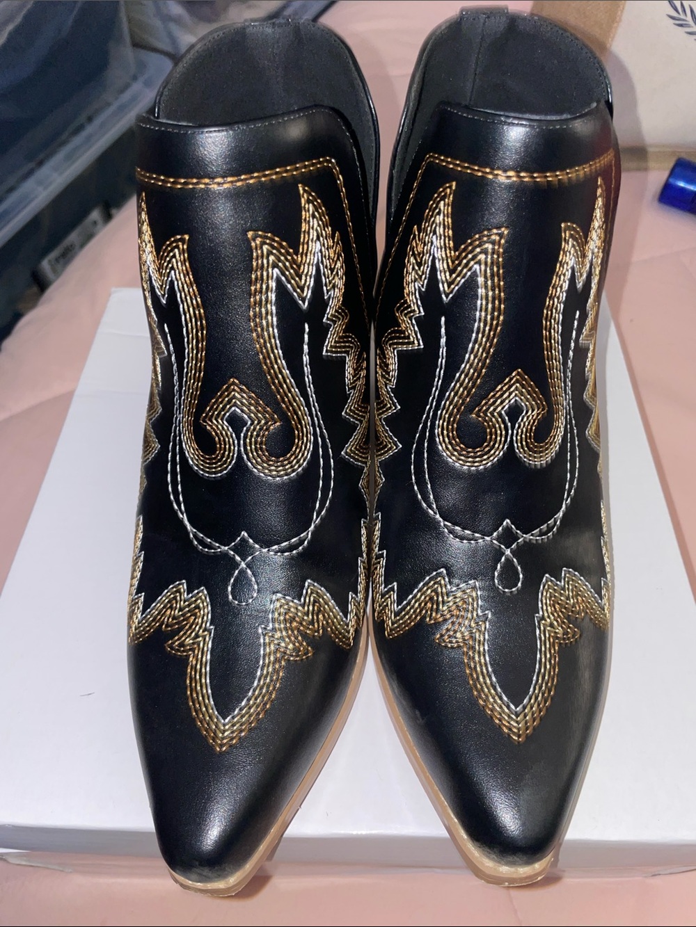 Black Western-Inspired Women's Ankle Boots with Gold Stitching